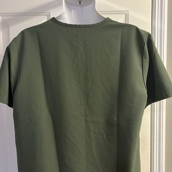 FIGS Technical Collection Olive Short Sleeve V-Neck Medical Scrub Shirt- Large - Picture 9 of 14